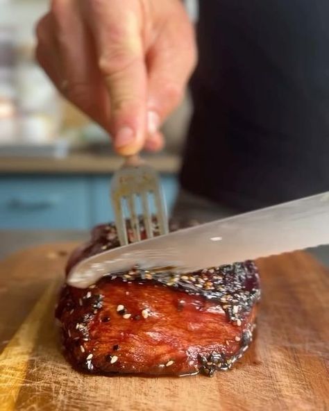 Organically 🍏 on Instagram: "WATERMELON TUNA STEAK - by @thehappypear

When we first came across this idea we thought there was no way it was going to work. But we were so surprise when we tried it - the texture is genuinely so amazing! And it was such a cool process! We roasted a baby watermelon whole until it had charred nicely on the outside - this can even be made into sashimi or perfect served with rice 🙌

#watermelon #vegantuna #vegansteak #plantbased #plantbasedrecipes #plantbasedideas #watermelonsteak #vegansushi" Beet Hummus Recipe, Poke Bowl Recipe, Sweet Potato Bowls, Vegan Steak, Linguine Recipes, Tuna Steak, Plant Based Yogurt, Beet Hummus, Basil Recipes