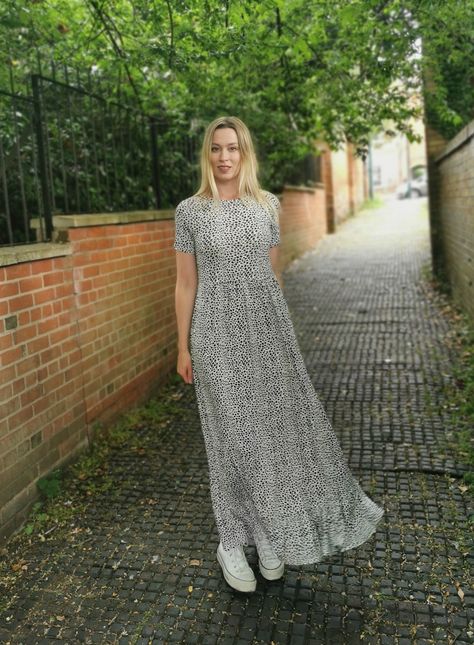 Maxi Dress Converse Outfits, Converse With Long Dress, Long Dress With Converse, Converse Shoes Outfit, 2023 Ootd, Sally Dress, Dress With Converse, Converse Outfit, Skirt And Sneakers