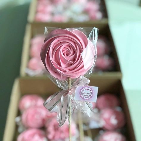 Rose Meringue Cookies, Cake Pop Receita, Resepi Biskut, Meringue Kisses, Christmas Cake Pops, Cake Pop Recipe, Meringue Cookies, Edible Gifts, Bake Sale