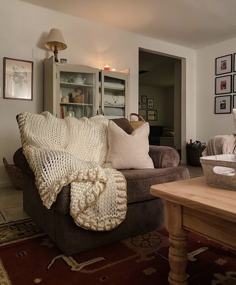 Living Room Dark Wood Floor, Dream Apartments, Sitting Room Ideas, Cottagecore Living, Cozy Cottagecore, Earthy Home, Apartment Goals, Homestead Living, Home Board