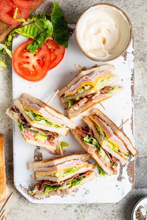 Triple Decker Club Sandwich is the ultimate lunch or easy dinner made with crisp bacon, tomatoes, lettuce, cheddar cheese, turkey, and ham. Double Decker Sandwich Recipes, Multi Decker Sandwiches, Sandwich Presentation Ideas, Club Sandwich Photography, Triple Decker Sandwich, Clubhouse Sandwich, Turkey Club Sandwich, Cheese Turkey, Bacon Blt