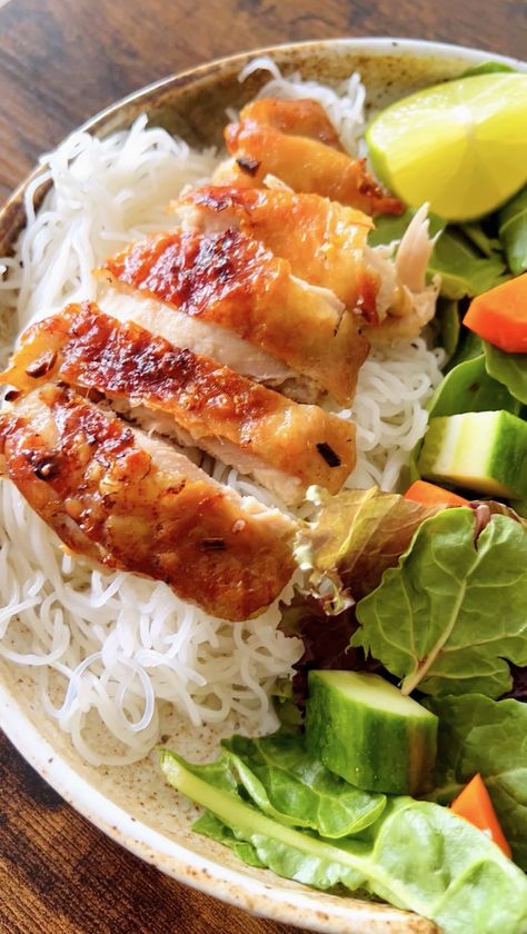 The CRISPIEST Lemongrass Chicken (Only 6 Ingredients!) - Hey Kim, Let's Eat! Lemongrass Chicken Recipe, Chicken Vermicelli, Lemongrass Recipes, Easy Vietnamese Recipes, Lemongrass Chicken, Butternut Squash Ravioli, Vermicelli Noodles, Pickled Veggies, Crispy Tofu