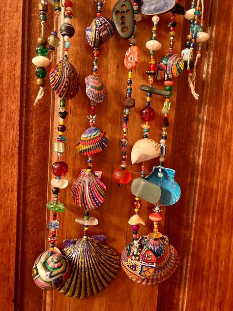 Seashell Windchime Diy, Beach Windchimes, Hippie Crafts Diy, Windchime Diy, Shell Suncatcher, Suncatcher Beads, Painted Sea Shells, Shells Decor, Girl Craft