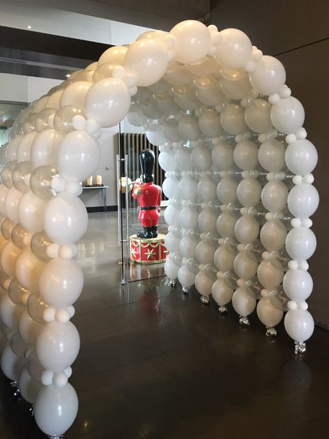 Winter Balloon Decor, Winter Baloon Decoration, Igloo Christmas Decorations, Balloon Igloo Diy, Polar Express Balloon Arch, Balloon Arch Winter Wonderland, Christmas Balloon Arch Winter Wonderland, Polar Bear Balloon Garland, Snow Balloon Garland