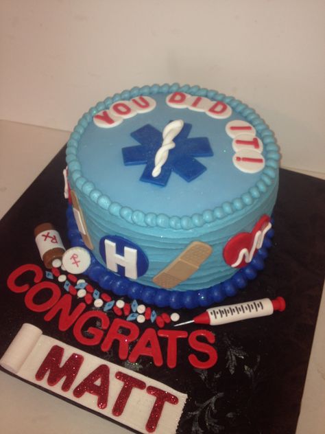 Paramedic cake Paramedic Party Decorations, Ems Cake, Paramedic Party Ideas, Paramedic Cake, Emt Cakes Ideas, Paramedic Cake Ideas, Paramedic Cookies Decorated, Ambulance Cake, Medical Cake