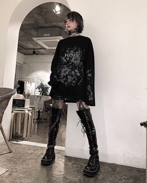 #grunge #asthetic #ulzzang #koreangirl Metalcore Aesthetic, Metal Outfit, Metalcore Bands, Gothic Metal, Dark Outfits, Hardcore Punk, Gothic Rock, Estilo Punk, Goth Aesthetic