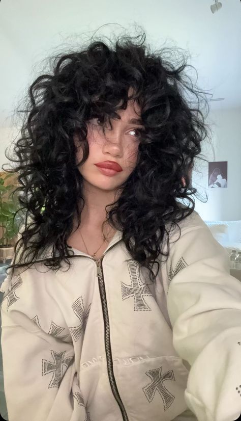 Cute Haircuts For Curly Hair Long, Medium Curly Hair Aesthetic, Curly Hair And Fringe, Brown Curly Hair Face Claim, Haircut Inspo Curly Hair, Curly Hair Cuts With Layers And Curtain Bangs Long, Curly Short Layered Hair, Curly Bangs Aesthetic, Curly Goth Hairstyles