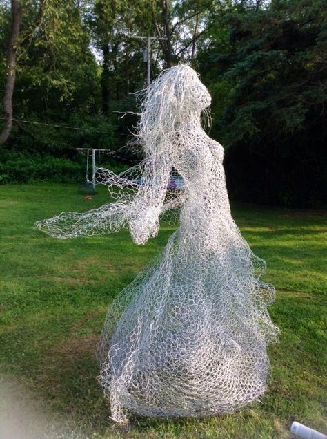 02 beautiful chicken wire ghost may be spray painted to glow in the dark - DigsDigs Chicken Wire Ghost, Wire Ghosts, Sculptures Sur Fil, Chicken Wire Sculpture, Halloween Garden Decorations, Chicken Wire Art, Tre Kunst, Ghost Dresses, Dekorasi Halloween