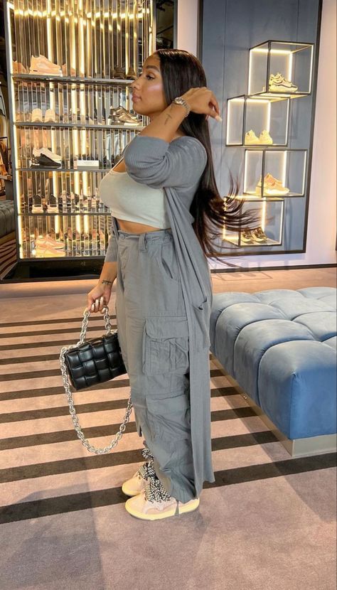 Outfit Ideas With Bottega Boots, Bottega Loop Bag Outfit, Brown Bottega Bag Outfit, Bottega Mini Loop Bag Outfit, Bottega Veneta Bag Aesthetic, Bottega Bag Outfit, Bottega Shoes, Bottega Bag, Bag Outfit