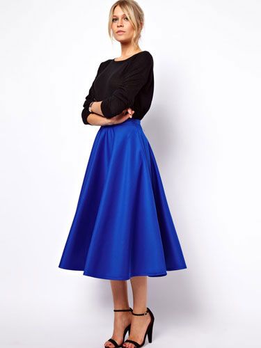 .Full skirts for 2014, black sweater and tied together with angle strapped black heals. Retro? or Classic? Full Skirt Outfit, Blue Satin Skirt, Rok Outfit, Full Midi Skirt, Look Formal, Maxi Rok, Rock Outfit, Full Skirts, Dirty Dancing