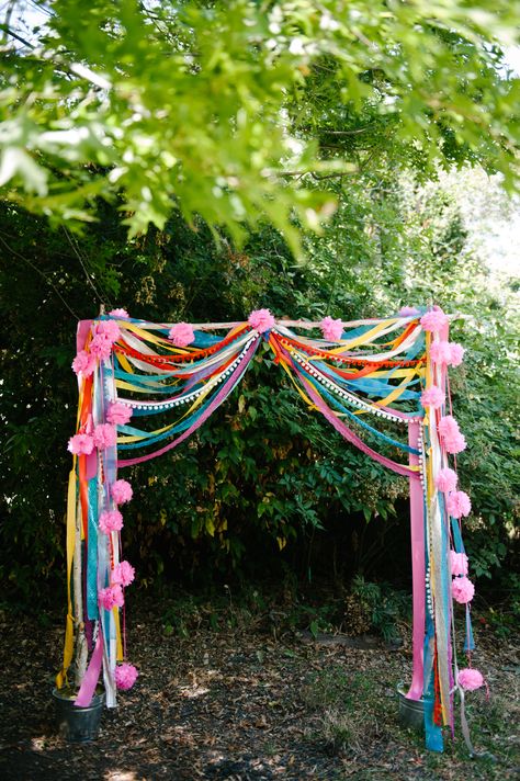 Bohemian Wedding Arch, Diy Wedding Favors Cheap, Wedding Tree Decorations, Dollar Tree Wedding, Diy Wedding Arch, Trendy Wedding Favors, Diy Photo Backdrop, Wedding Decorations On A Budget, Homemade Wedding