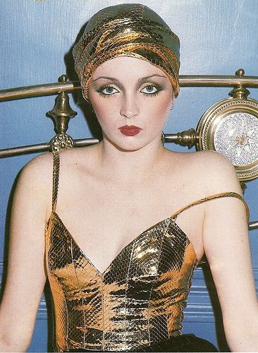 Photo by Guy Bourdin, 1973. 70s Makeup, 70s Glam, Guy Bourdin, David Bailey, Paris Vintage, Deep Winter, Vogue Uk, Vintage Makeup, 1970s Fashion