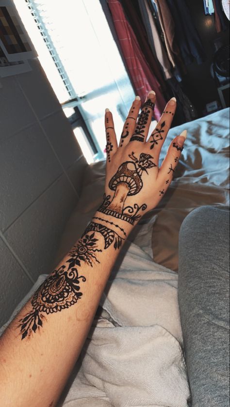 Earthy Henna Designs, Mushroom Henna Designs, Henna Mushroom, Mushroom Henna, Hand Art Henna, Hippie Henna Designs, Henna Arm Tattoo, Arm Doodles, Mendhi Ideas