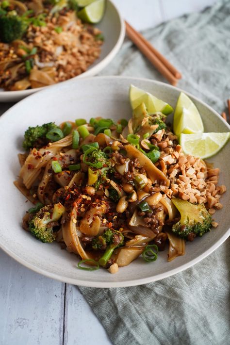 Nudler Med Oksekød Thai Mad, Kung Pao Chicken, Pulled Pork, Food Inspiration, Broccoli, Comfort Food, Dinner Recipes, Food And Drink, Cooking Recipes