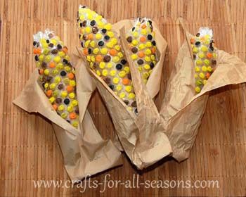 bubble wrap craft  How fun is this for Harvest or Thanksgiving?! Cover half of a paper towel roll with bubble wrap and have the children paint the bubbles like Indian corn! Wrap with paper bags. Bubble Wrap Crafts, Harvest Display, American Indian Crafts, Plant Activities, Theme Preschool, Fun Fall Crafts, Indian Corn, Preschool Projects, Easy Fall Crafts