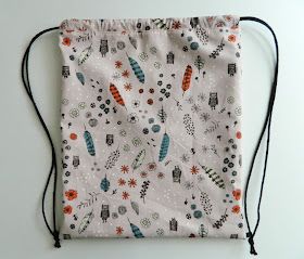 s.o.t.a.k handmade: drawstring backpack (a free tutorial) Knapsack Pattern Sewing, Drawstring Backpack Tutorial, Drawstring Backpack Pattern, Diy Backpacks, Diy Backpack Pattern, Drawstring Bag Diy, Drawstring Bag Tutorials, Backpack Pattern Sewing, Backpack Tutorial