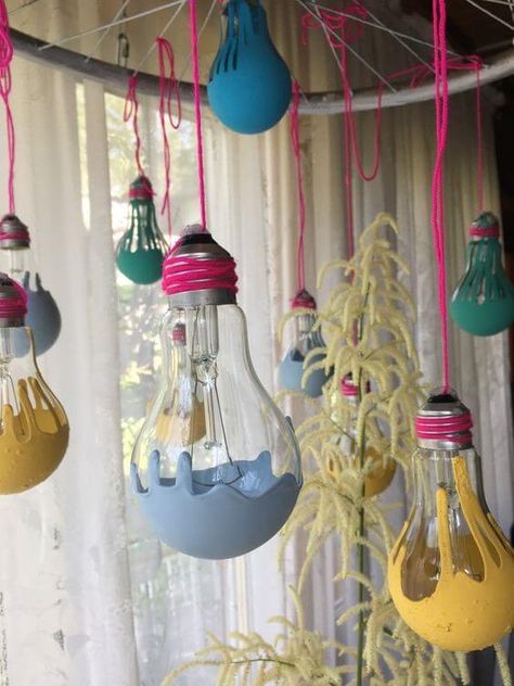 17 Creative Recycled Light Bulb Ideas For Your Next Home Decorating Projects - 120 Bulb Decoration Ideas Painting, Painted Light Bulbs Aesthetic, Bulb Painting Ideas Aesthetic, Light Bulb Painting Ideas, Light Bulb Ideas, Wall Frame Ideas, Bulb Ideas, Light Bulb Art, Light Bulb Crafts