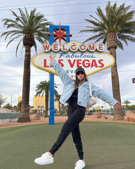 Welcome to Fabulous Las Vegas @geovanasabino2 Las Vegas Sign Poses, Vegas Selfie Ideas, Las Vegas Pose Ideas, Vegas Pics Ideas, Las Vegas Looks Outfits, Las Vegas Trip Outfits, Vegas In November Outfits, Las Vegas Sign Picture Ideas, Vegas Inspo Pics