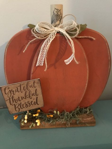 Diy Wooden Pumpkins Fall Crafts, Wooden Pumpkins Diy, Wood Pumpkins Diy Fall Crafts, Wood Pumpkins Diy, Thanksgiving Wood Crafts, Halloween Candy Crafts, Fall Yard Decor, Fall Wood Crafts, Fall Pumpkin Crafts