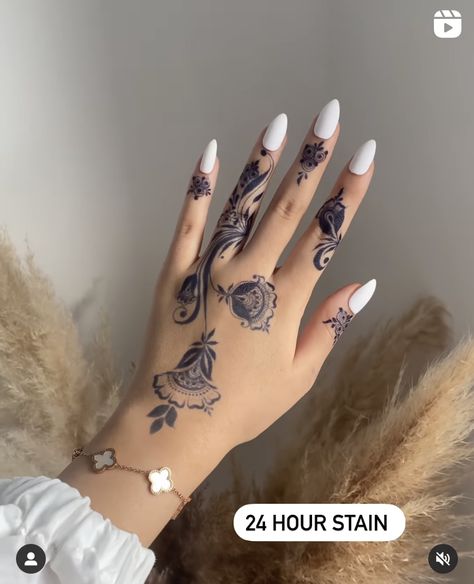 Black Henna Designs Arabic, Black Henna Designs Simple, Henna Black, Floral Henna Designs, Arabic Henna Designs, Modern Henna Designs, Finger Henna, Basic Tattoos, Chic Tattoo