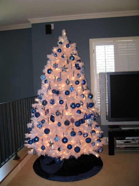 Christmas Tree With Blue Decorations, White Xmas Tree, Blue Christmas Tree Decorations, Blue Decorations, White Christmas Tree Decorations, Christmas Tree Decor Ideas, Tree Decor Ideas, Blue Christmas Decor, Silver Christmas Decorations