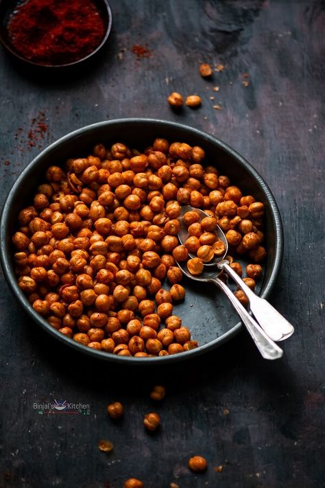 Roasted BBQ Chickpeas; A crunchy and delicious addicting snack. These Roasted BBQ Chickpeas are crunchy, slightly spicy and totally addictive! Flavored Chickpeas, Bbq Chickpeas, Healthy Snack Alternatives, Bbq Seasoning, Vegetarian Chili, Chickpea Recipes, Roasted Chickpeas, High Protein Snacks, Protein Snacks