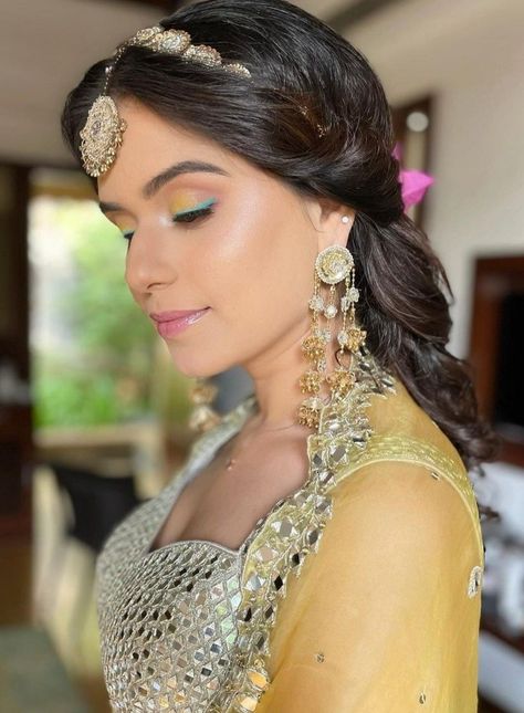 Haldi Makeup And Hairstyle, Mehendi Bridal Makeup, Rajasthani Hairstyle, Haldi Makeup Look Simple, Haldi Makeup Look For Bride, Haldi Eye Makeup Look, Mehendi Makeup Looks, Haldi Makeup Look, Mehandi Makeup