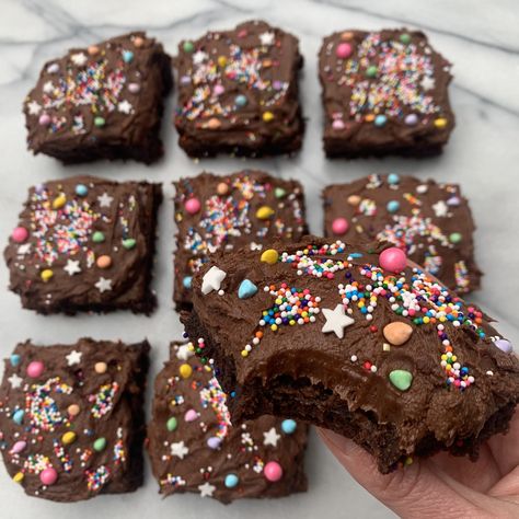 Diy Cosmic Brownies, Gluten Free Cosmic Brownies, Pretty Brownies, Brownies Sprinkles, Cute Brownies, Aesthetic Brownies, Best Gluten Free Brownies, Star Desserts, Brownies Aesthetic