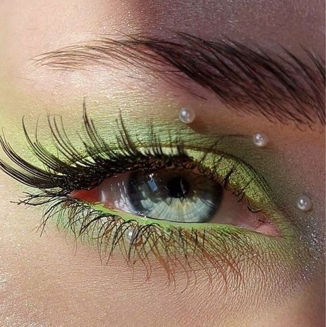 Green Makeup Looks With Gems, Sage Green And Pink Makeup, Green Makeup Eyes, Euphoria Makeup Green, Fairy Makeup Green, Light Green Makeup Looks, Makeup Vert, Light Green Eye Makeup, Green Makeup Aesthetic