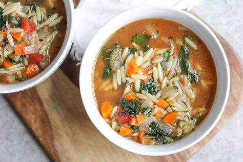 Healthy vegan kale soup! This Tuscan Kale Soup Recipe with roasted tomatoes, orzo, kale in a spicy broth. Less than 250 calories a serving. Tuscan Kale Soup, Healthy Meals For Family, Slow Cooker Tomato Soup, Recipe Kale, Spicy Broth, Kale Soup Recipes, Tuscan Kale, Meals For Family, Winter Foods