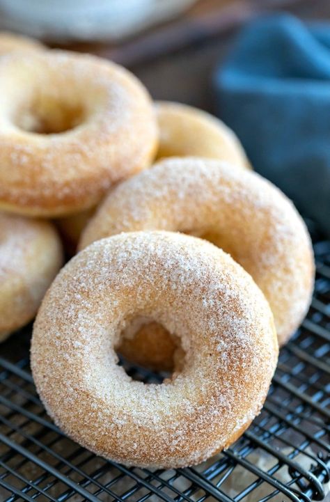 Baked cinnamon sugar donuts are moist vanilla baked cake donuts coated with cinnamon sugar. This easy donut recipe takes less than 20 minutes to make. Cake Donuts Recipe, Easy Donut Recipe, Easy Donuts, Homemade Donuts Recipe, Baked Cake, Baked Donut Recipes, Cinnamon Sugar Donuts, Sugar Donut, Donut Recipe