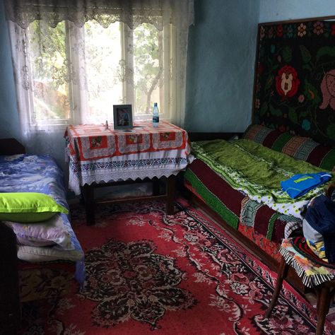 Traditional bedroom village Romania Eastern European Bedroom Aesthetic, Eastern European Bedroom, European Bedroom Aesthetic, Alternative Bedroom, Bedroom 90s, European Bedroom, Indian Houses, Russian Interiors, Flaking Skin