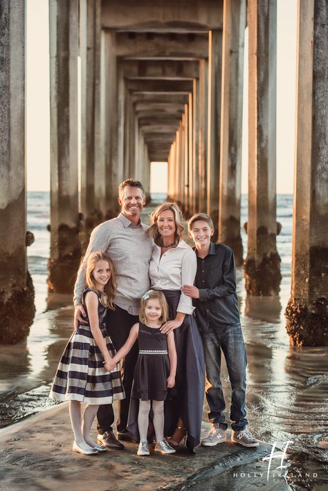 Family Pier Photoshoot, Scripps Pier Photoshoot, Family Beach Pier Pictures, La Jolla Family Photos, Galveston Family Photos, Beach Photography Family Outfits, Beach Pier Photoshoot, Santa Monica Pier Photoshoot, Obx Pictures