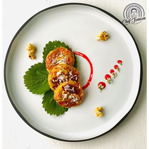 Chef Jomon/Indian food plating on Instagram: “Who said you can do food platings with only exotic ingredients, 👇👇 You can even do it with bread trimmings and leftover popcorns🥰. Such…” Plating Ideas Indian Food, Dishes Decoration Food Plates, Snacks Plating Ideas, Plate Food Design, Food Plate Decoration Ideas, Good Plating Ideas, Cookie Plating Ideas, Plating Indian Food, Garnishing Ideas Food