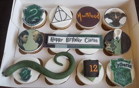 Harry Potter Slytherin Birthday Cake, Slytherin Cupcakes, Harry Potter Treats, Harry Potter Desserts, Novelty Cupcakes, Harry Potter Cupcakes, Harry Potter Birthday Cake, Harry Potter Bday, Vintage Birthday Cakes