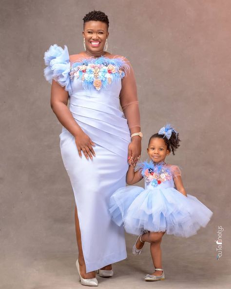 Mother and Daughter Diary on Instagram: “Beautiful mommy and her daughter 💙 @realwarripikin 👗 @rinnestylingempire . Follow @heartsandweddings” Mom Daughter Photos, Mom Daughter Outfits, Mommy Daughter Outfits, Mother Daughter Fashion, Mother Daughter Matching Outfits, Mother Daughter Dresses Matching, Mode Tips, African Dresses For Kids, Lace Dress Styles