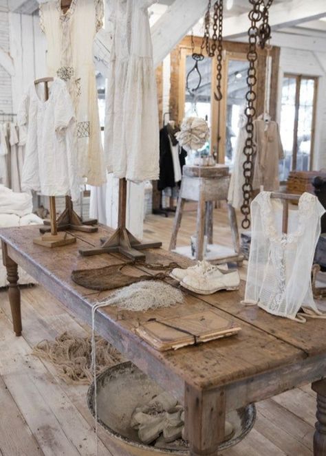 Clothing Boutique Interior, Clothing Store Displays, Decoration Vitrine, Store Design Boutique, Boutique Display, Clothing Displays, Boutique Interior Design, Interior Design Awards, Boutique Decor