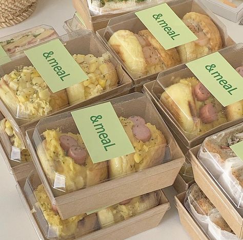 Sanwish Package, Aesthetic Food Packaging, Aesthetic Picnic Food, Sandwich Aesthetic, Hampers Ideas, Bakery Packaging Design, Sandwich Packaging, Aesthetic Picnic, Bread Packaging