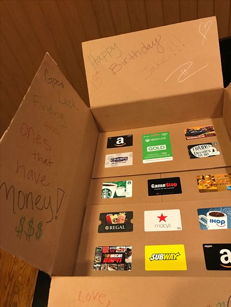 Gift Card Prank! Not all gift cards have money loaded onto them...Birthday boy has to do the work to find out which ones have money! Gift Pranks Wrapping, Prank Present Wrapping, Christmas Present Prank Ideas, Funny Gift Wrapping Pranks, Prank Birthday Gifts, Prank Wrapping Ideas, Gift Prank Ideas, Mean Ways To Wrap Gifts Prank, Gift Wrapping Pranks