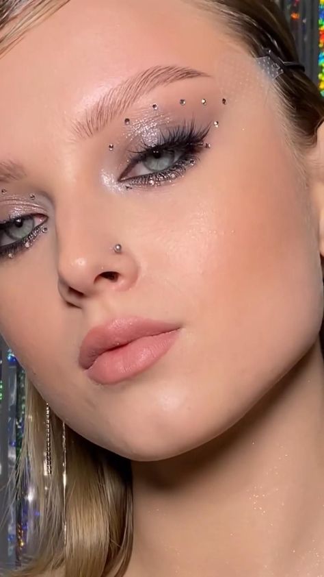 Makeup Looks Silver Glitter, Make Up Diamonds, Make Up With Diamonds, Eye Makeup With Pearls, Diamond Makeup Looks, Diamond Eye Makeup, Makeup With Pearls, Eras Makeup, Diamond Makeup