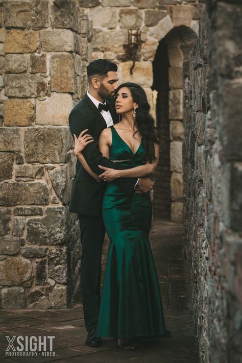 Formal Engagement Pictures, Elegant Couple Pictures, Elegant Pre Wedding Photoshoot, Elegant Outdoor Photoshoot, Elegant Poses For Couples, Emerald Dress Engagement Pictures, Royalty Engagement Photos, Glamorous Photoshoot Ideas, Emerald Engagement Photos