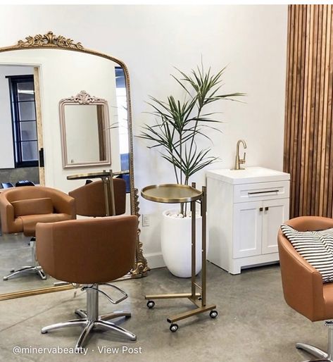 Big Mirror Salon Station, Corner Salon Stations, European Salon Design, Salon Suite Design, Small Home Salon, Hairstylist Room Ideas, Boho Salon Suite, Tiny Salon Ideas, Salon Suite Ideas