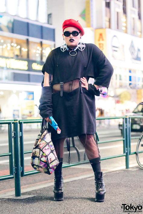 Harajuku Teen in Red Beret & Black Streetwear Style w/ Nike & M.Y.O.B. Red Platform Boots Outfit, Leather Beret Outfit, All Black Streetwear, Black Streetwear Fashion, Red Platform Boots, Platform Boots Outfit, Beret Outfit, Beret Black, Leather Beret