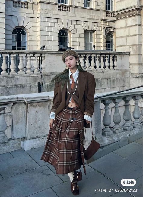 Earth Tone Outfits Aesthetic, Dan Core, Punk Street Style, Plaid Outfit, Corporate Baddie, Eccentric Style, Autumn Fits, Plaid Outfits, Quirky Fashion