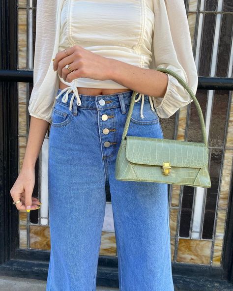 Green Purse Aesthetic, Purse Outfit Aesthetic, Mini Bag Aesthetic, Sage Green Purse, Gym Bag Aesthetic, Green Purse Outfit, Green Aesthetic Sage, Purse Pictures, Green Bag Outfit