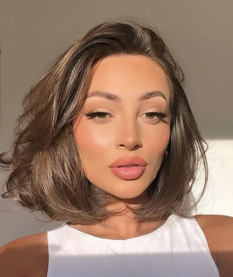 Why Old Money Bob Is Worth the Hype in 2024 Old Money Bob Brunette, Bob Haircuts For Women Thick Hair, 2024 Haircolor, Short Brunette Hair Bob, Old Money Haircuts Women, Old Money Bob, Brunette Bob Hairstyles, Medium Brown Hairstyles, Glossy Brunette