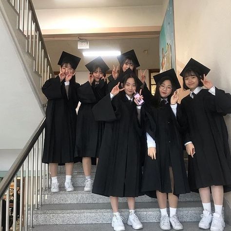 Ulzzang Graduation, Ulzzang School, Kids Fashion Casual, Korean School, Ulzzang Korea, Graduation Picture Poses, Ginger Girls, Elegant Girl, Grad Pics