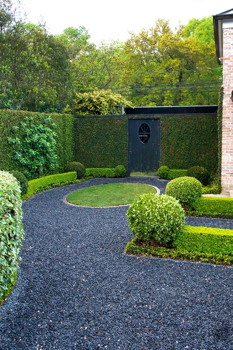 Behind the private driveway is a blackstar gravel path leading to the backyard. Boxwood hedges frame the path leading the formal rose garden. Fig ivy covers the walls around the wood door. Budget Garden Ideas, Maze Garden, Garden On A Budget, English Estate, Patio Pictures, Garden Pathways, Gravel Landscaping, Front Gardens, Budget Garden