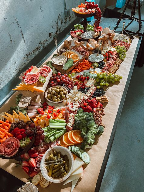 Charcuterie Tables, Grazing Platter Ideas, Fall Charcuterie, Charcuterie Board Wedding, Charcuterie Party, Charcuterie Board Meats, Charcuterie Spread, Bar Catering, Charcuterie Plate