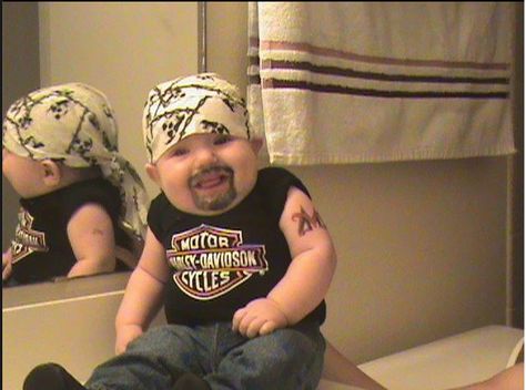 If I ever have a chubby baby boy this would be perfect for Halloween! Perlengkapan Bayi Diy, Diy Baby Costumes, Harley Baby, Biker Baby, Boy Halloween, Baby Kostüm, Great Halloween Costumes, Diy Bebe, Halloween Baby